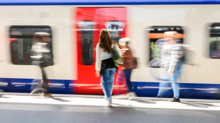 Wohin geht die Reise? Bund und Länder streiten wieder über die Zukunft des Deutschlandtickets.