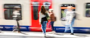Wohin geht die Reise? Bund und Länder streiten wieder über die Zukunft des Deutschlandtickets.