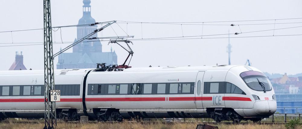 Ein Ausbau der sogenannten Vorpommern-Magistrale soll nicht nur die Fahrtzeit zwischen Berlin und Stralsund verkürzen, sondern auch helfen weite Teile Vorpommerns besser anzubinden (Archiv).