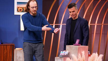 Simon Hafner und Teo Ortega, die Gründer des Potsdamer Startups family.cards, bei der Sendung "Die Höhle der Löwen" Fotocredit: RTL / Stefan Gregorowius