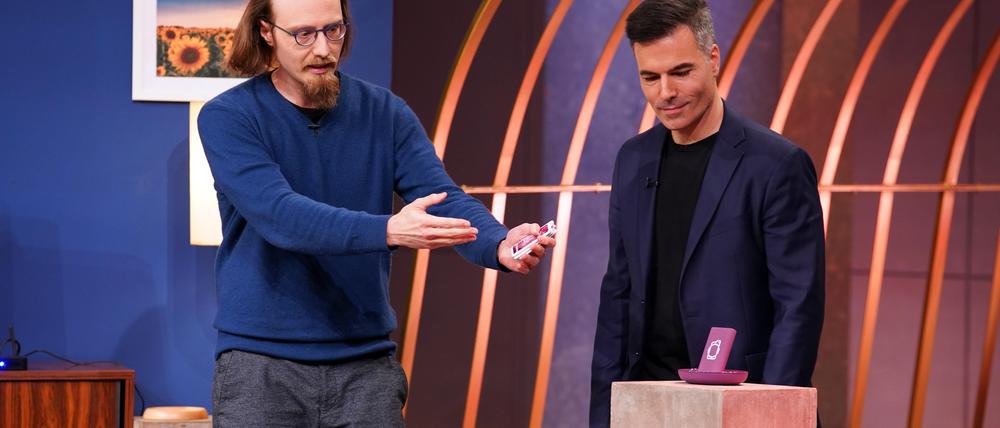 Simon Hafner und Teo Ortega, die Gründer des Potsdamer Startups family.cards, bei der Sendung "Die Höhle der Löwen" Fotocredit: RTL / Stefan Gregorowius
