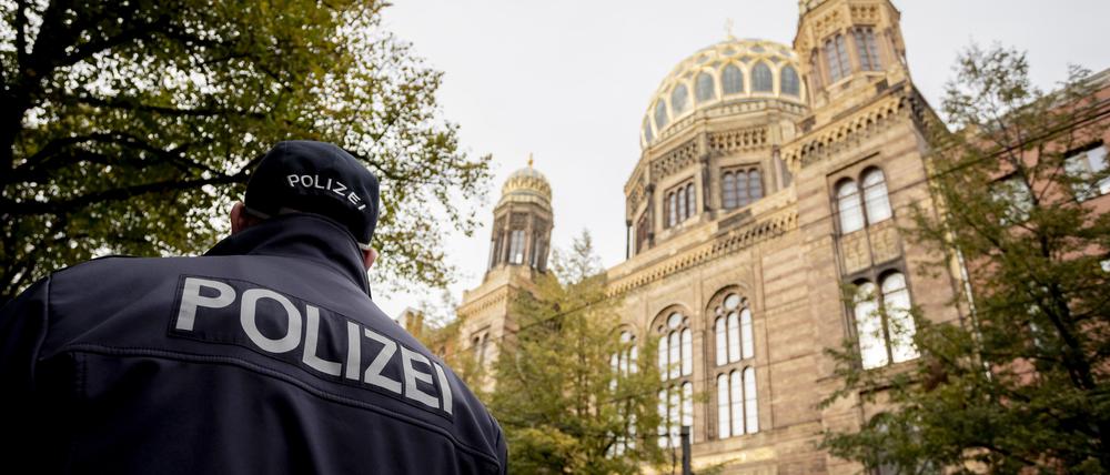 In Deutschland sind die Sicherheitsvorkehrungen für jüdische Einrichtungen wie Synagogen nochmals erhöht worden.