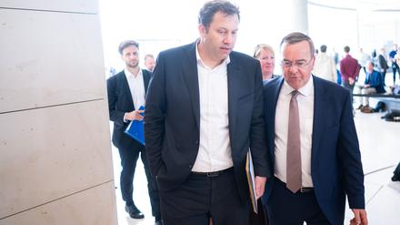 SPD-Chef Lars Klingbeil (l.) und Verteidigungsminister Boris Pistorius werden Chancen aufs Kanzleramt nachgesagt.