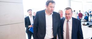 SPD-Chef Lars Klingbeil (l.) und Verteidigungsminister Boris Pistorius werden Chancen aufs Kanzleramt nachgesagt.