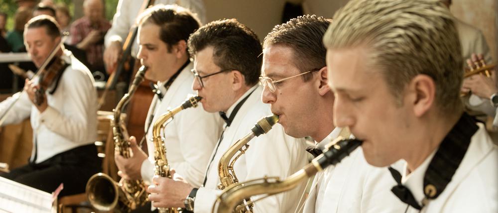 Samstag beim Kirchenfest in der Stasi-Zentrale zu sehen: Das Andrej Hermlin Swing & Dance Orchestra. Foto: Uwe Hauth