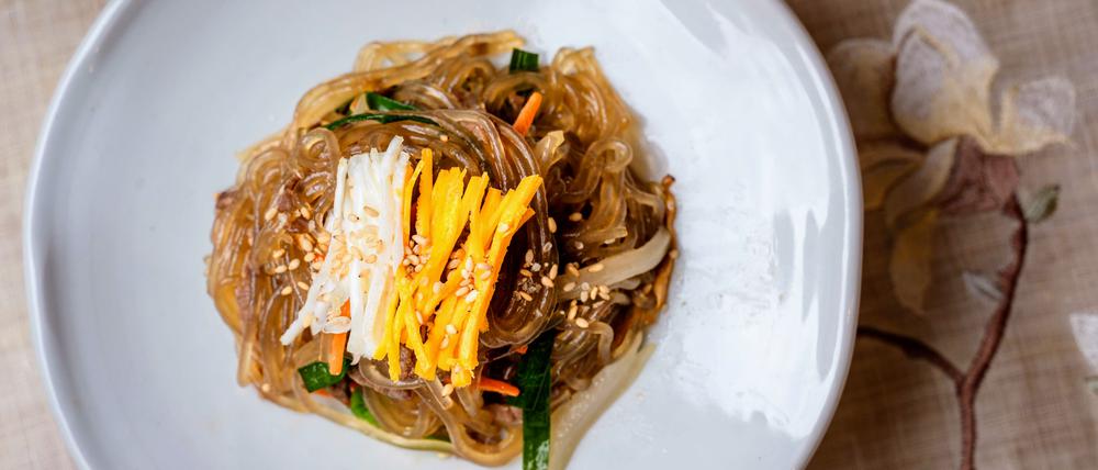 Der Glasnudelsalat Japchae wird an Festtagen serviert, seine bunten Zutaten symbolisieren die Einigkeit des Landes.