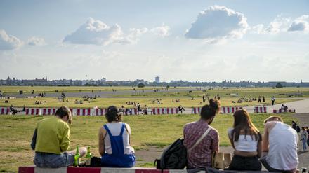 Das Tempelhofer Feld in Berlin ist seit 2008 die offizielle Bezeichnung des heute als Park und Freizeitfläche genutzten Geländes des ehemaligen Flughafens Tempelhof.
