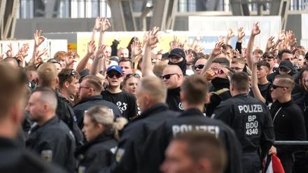 Teilnehmer einer rechtsextremen Versammlung im Hauptbahnhof Leipzig
