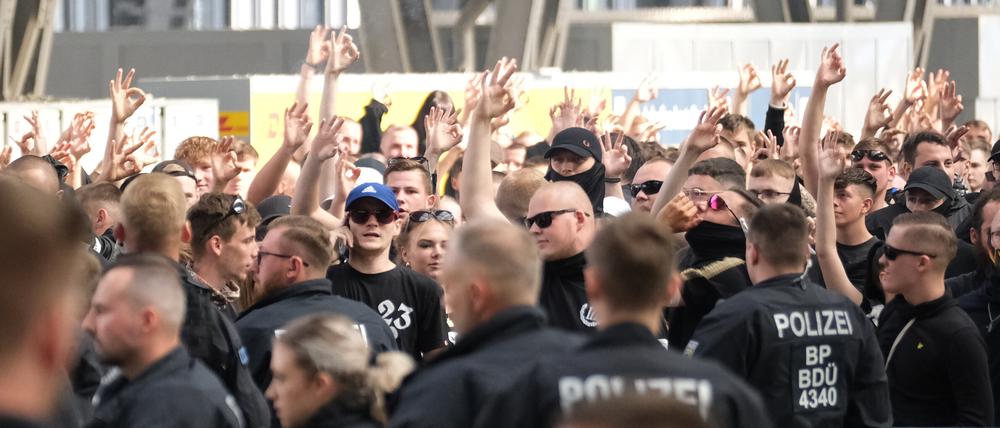 Teilnehmer einer rechtsextremen Versammlung im Hauptbahnhof Leipzig