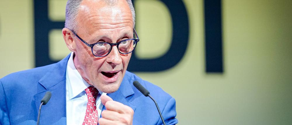 Merz unterstützt die Luftangriffe, ohne das Wort „Drecksarbeit“ zu wiederholen.