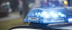 ARCHIV - 04.02.2025, Bayern, Coburg: Blaulicht auf einem Einsatzfahrzeug der Polizei am Unfallort.  (zu dpa: «Erneut Einbrüche in Schulen im Raum Nürnberg») Foto: Daniel Vogl/dpa +++ dpa-Bildfunk +++