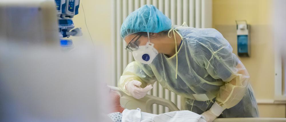 Eine Assistenzärztin betreut auf der Intensivstation des Gemeinschaftskrankenhauses Havelhöhe einen Covid-19-Patienten.