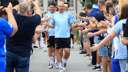 Durch diese hohle Gasse müssen sie kommen. Herthas Spieler wurden beim Trainingsauftakt überaus freundlich empfangen. 