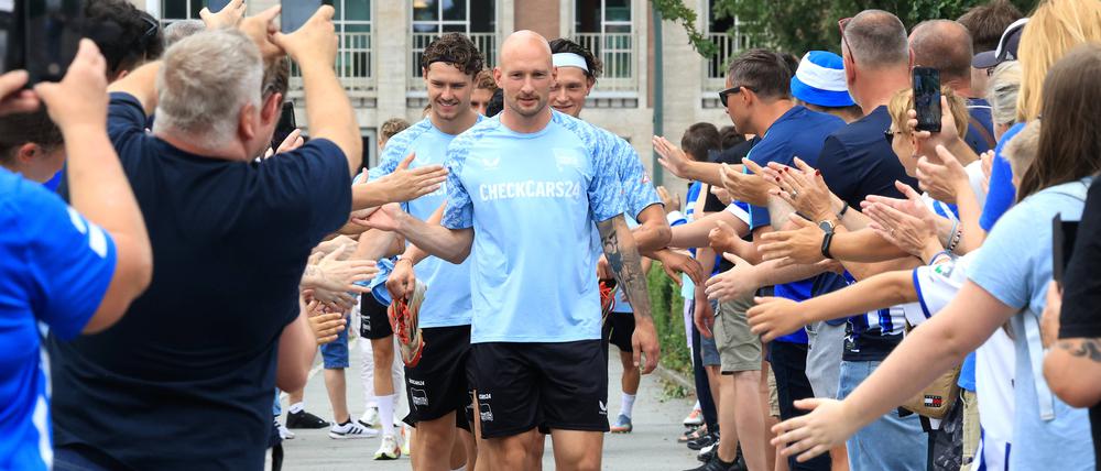 Durch diese hohle Gasse müssen sie kommen. Herthas Spieler wurden beim Trainingsauftakt überaus freundlich empfangen. 