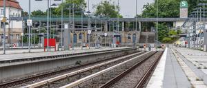 Der heftige Wind hat auch Auswirkungen auf den Bahnverkehr.