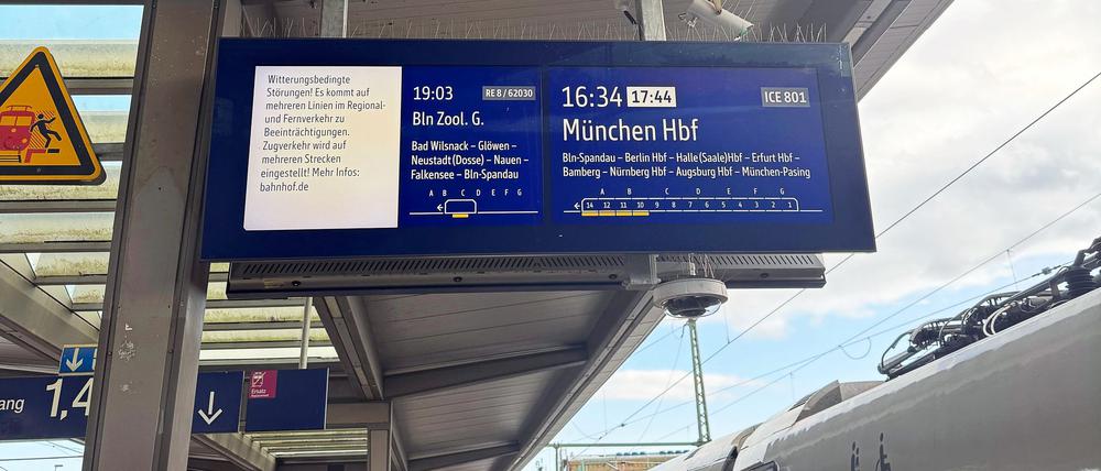 Die Bahn sperrte die wichtige Zugstrecke zwischen Berlin und Hamburg. 