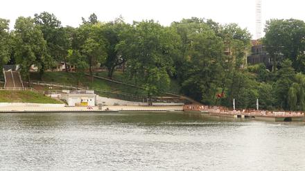 Das geschlossene Strandbad Halensee in Berlin im Juni 2025.