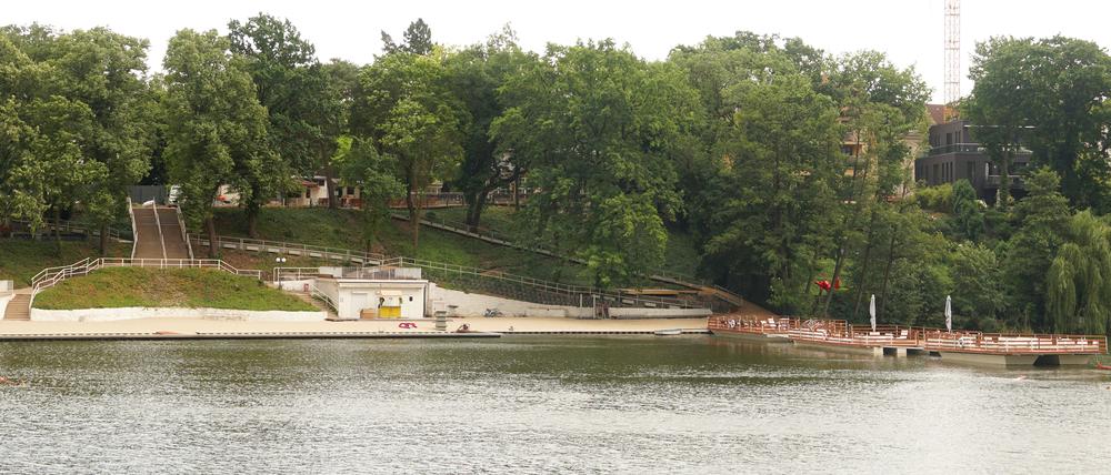 Das geschlossene Strandbad Halensee in Berlin im Juni 2025.