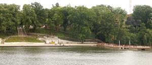 Das geschlossene Strandbad Halensee in Berlin im Juni 2025.