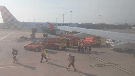 Blick aus dem zwischengelandeten Laudamotion-Flieger auf den Feuerwehreinsatz in Marseille.