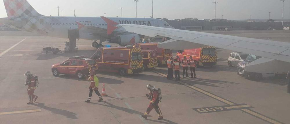 Blick aus dem zwischengelandeten Laudamotion-Flieger auf den Feuerwehreinsatz in Marseille.