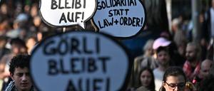 Am Abend demonstrierten rund 900 Menschen gegen den geplante Zaunbau.