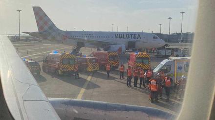 Feuerwehreinsatz an einem Ryanair-Flugzeug in Marseille.