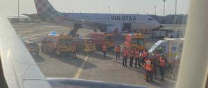 Feuerwehreinsatz an einem Ryanair-Flugzeug in Marseille.