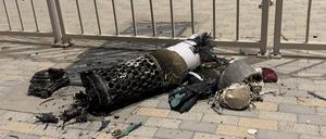 Teile einer iranischen Rakete liegen auf einem Gehweg in Doha.