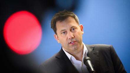 Lars Klingbeil (SPD), Bundesminister der Finanzen, will am Dienstag den Haushalt 2025, die Eckwerte für 2026 und das Errichtungsgesetz für das Sondervermögen vorlegen.