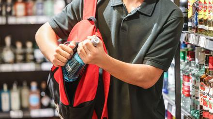 Supermärkte, Drogerien und andere Geschäfte beklagen pro Jahr einen hohen Schaden durch Diebstahl - von Kunden, Beschäftigten, Lieferanten und Servicekräften. (gestellte Szene)