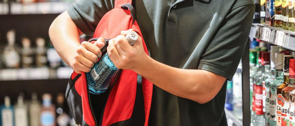 Supermärkte, Drogerien und andere Geschäfte beklagen pro Jahr einen hohen Schaden durch Diebstahl - von Kunden, Beschäftigten, Lieferanten und Servicekräften. (gestellte Szene)