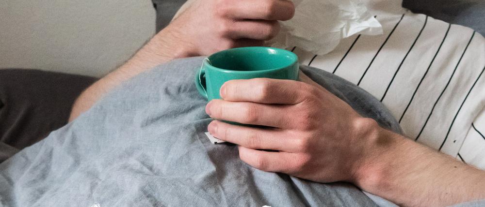 Einer Studie zufolge kennen viele Menschen das Phänomen, ausgerechnet an freien Tagen Krankheitssymptome zu erleben. (Symbolbild)