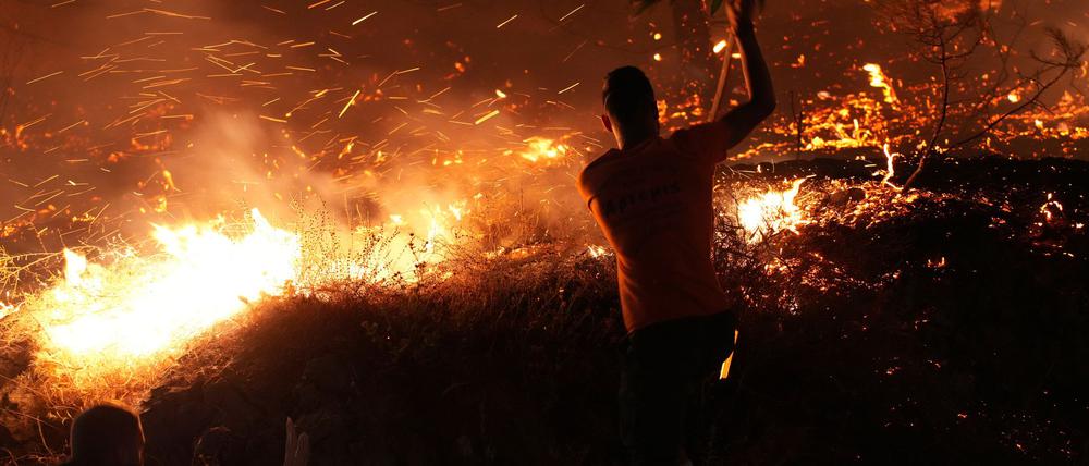 Verzweifelter Kampf gegen die Flammen auf Chios.
