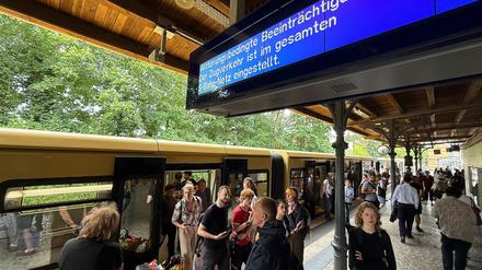 Wegen des Sturms standen die Berliner S-Bahnen am Montag zeitweise komplett still. 