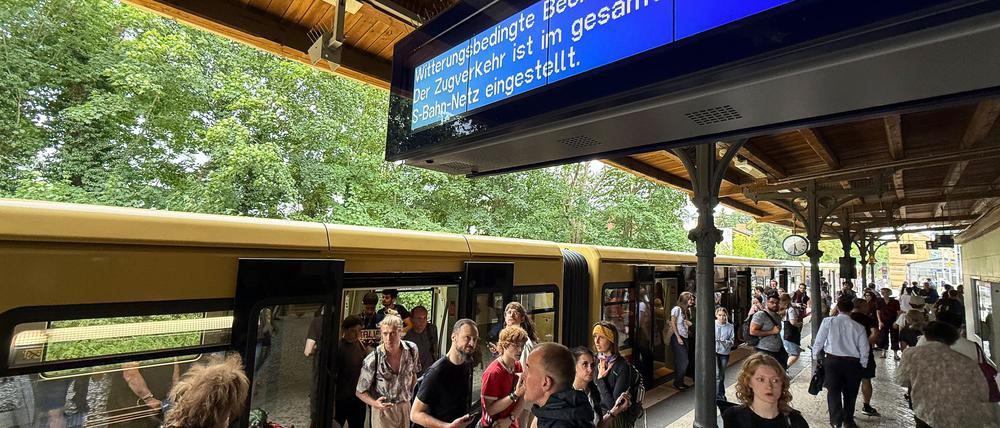 Wegen des Sturms standen die Berliner S-Bahnen am Montag zeitweise komplett still.