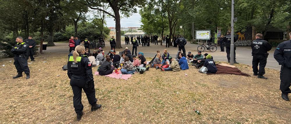 Auch am Dienstag kommt es zu Protesten gegen den Zaunbau.