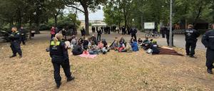 Auch am Dienstag kommt es zu Protesten gegen den Zaunbau.