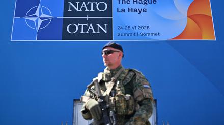 Ein niederländischer Soldat vor dem Gebäude des Nato-Gipfels in Den Haag.