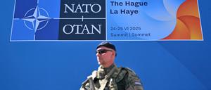 Ein niederländischer Soldat vor dem Gebäude des Nato-Gipfels in Den Haag.