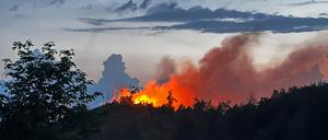 Die Einsatzkräfte der Feuerwehr haben den Waldbrand am Königsberg in weiten Teilen unter Kontrolle bekommen. 