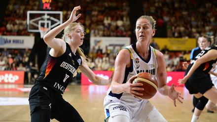 Duell mit dem Vorbild. Deutschlands Frieda Bühner (links) im Testspiel vor der EM gegen Belgiens Superstar Emma Meesseman.