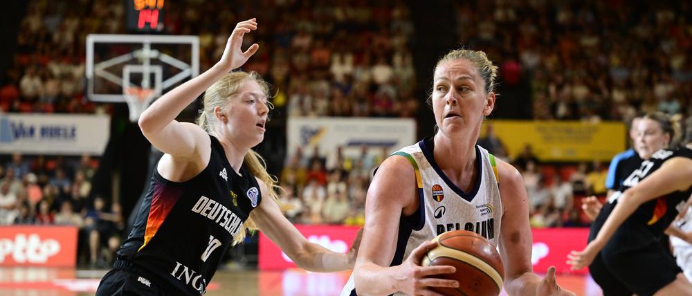 Duell mit dem Vorbild. Deutschlands Frieda Bühner (links) im Testspiel vor der EM gegen Belgiens Superstar Emma Meesseman.