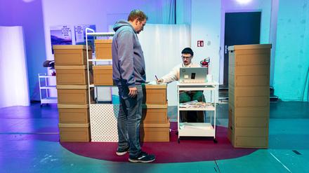 Das Theater-Game „Intranet“. Links ein Spieler aus dem Publikum, rechts der Performer Martin Schnippa als Redaktionsassistent Benni.