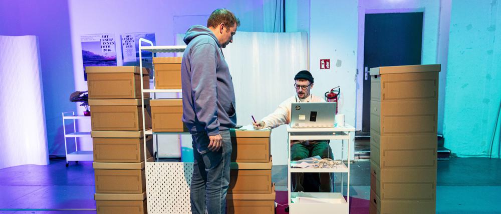 Das Theater-Game „Intranet“. Links ein Spieler aus dem Publikum, rechts der Performer Martin Schnippa als Redaktionsassistent Benni.