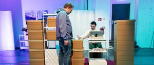 Das Theater-Game „Intranet“. Links ein Spieler aus dem Publikum, rechts der Performer Martin Schnippa als Redaktionsassistent Benni.