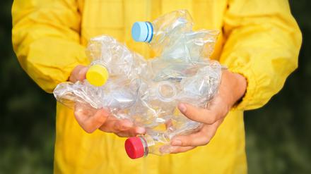 Mit Mikroben als Bioreaktoren lässt sich Paracetamol aus dem Material von Plastikflaschen herstellen.