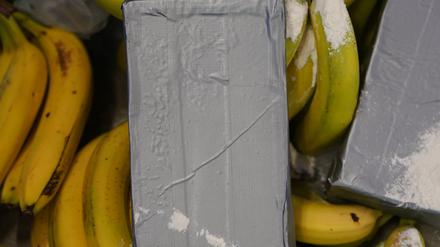 In mehreren Supermärkten in Berlin und Brandenburg sollen Ermittler versteckte Drogen in Bananenkisten gefunden haben. (Symbolbild)