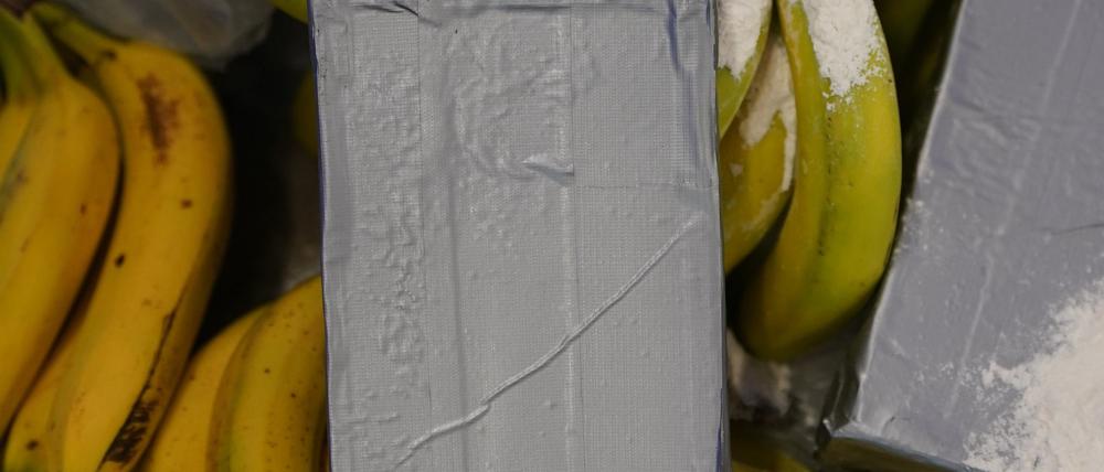 In mehreren Supermärkten in Berlin und Brandenburg sollen Ermittler versteckte Drogen in Bananenkisten gefunden haben. (Symbolbild)