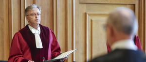 24.06.2025, Sachsen, Leipzig: Ingo Kraft (l), Vorsitzender Richter des 6. Revisionssenats, verkündet das Urteil vor dem Bundesverwaltungsgericht in Leipzig.